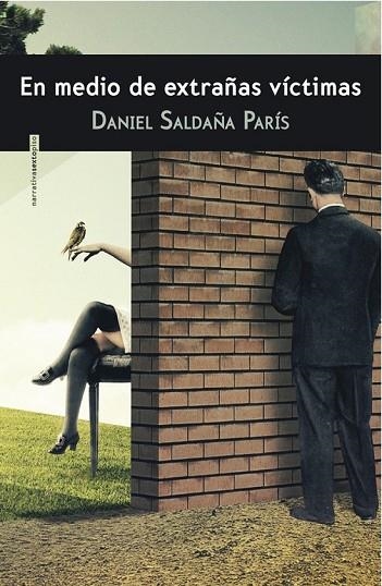 EN MEDIO DE EXTRAÑAS VÍCTIMAS | 9788415601579 | SALDAÑA PARÍS, DANIEL | Llibreria Online de Vilafranca del Penedès | Comprar llibres en català