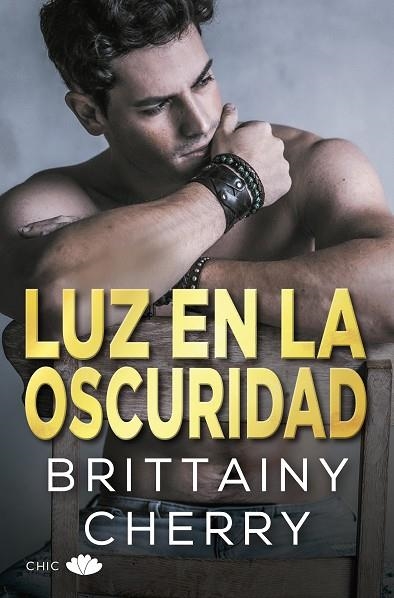 LUZ EN LA OSCURIDAD | 9788417972523 | CHERRY, BRITTAINY | Llibreria Online de Vilafranca del Penedès | Comprar llibres en català